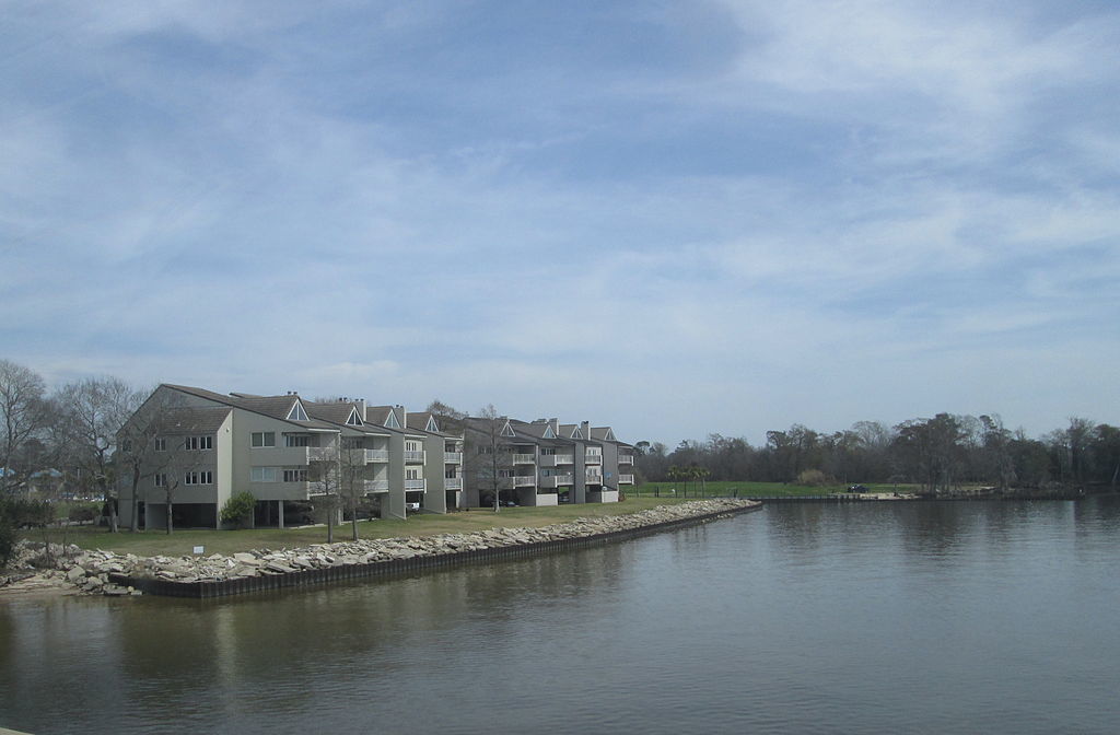 Photo of the lakefront on the Northshore of Mandeville, LA