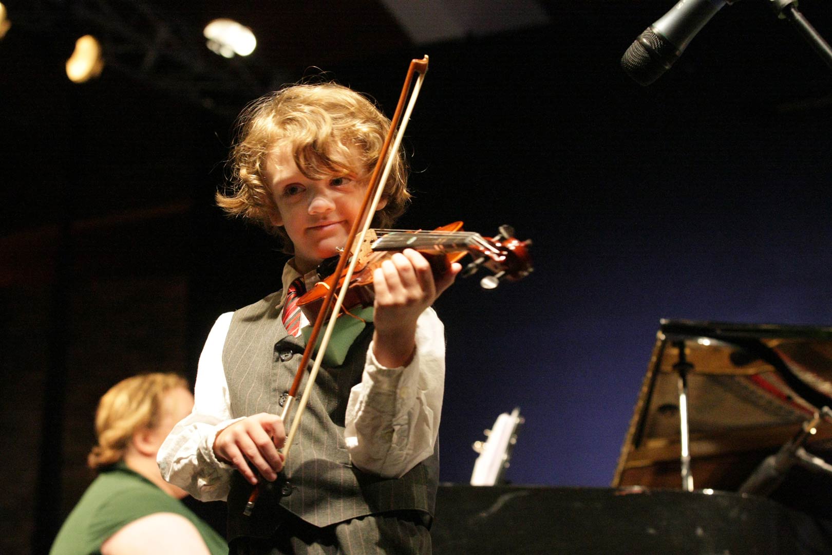 Picture of a LAAPA student performing on the violin at the Spring recital